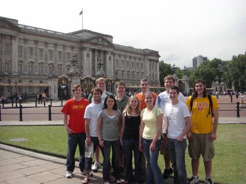 Students outside of Buckingham Palace